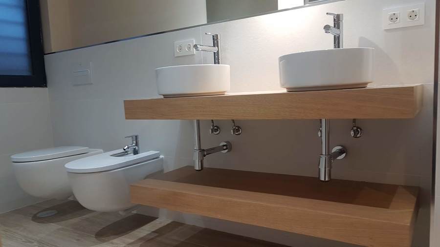 MUEBLE DE BAÑO CON ESTANERÍAS DE MADERA  Y SANITARIOS