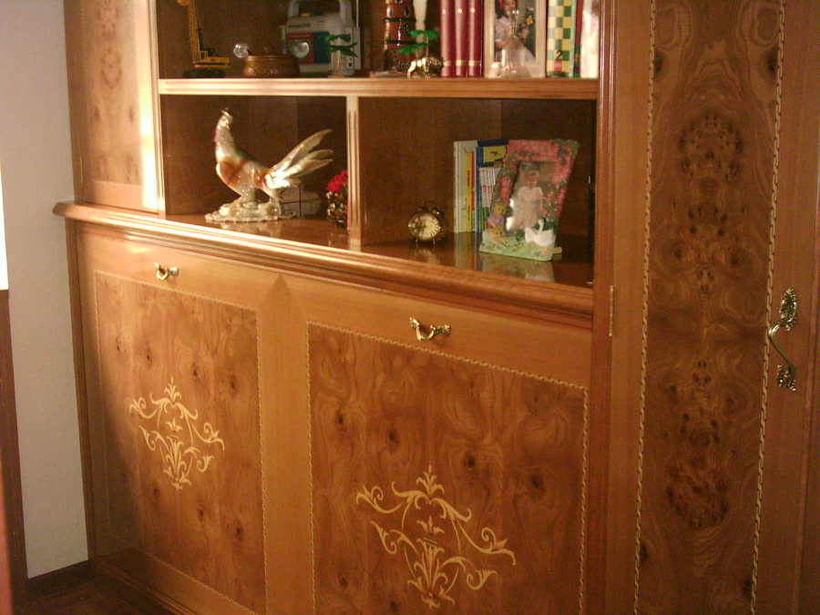 Mueble de cama abatible en Raíz de Roble y marquetería.