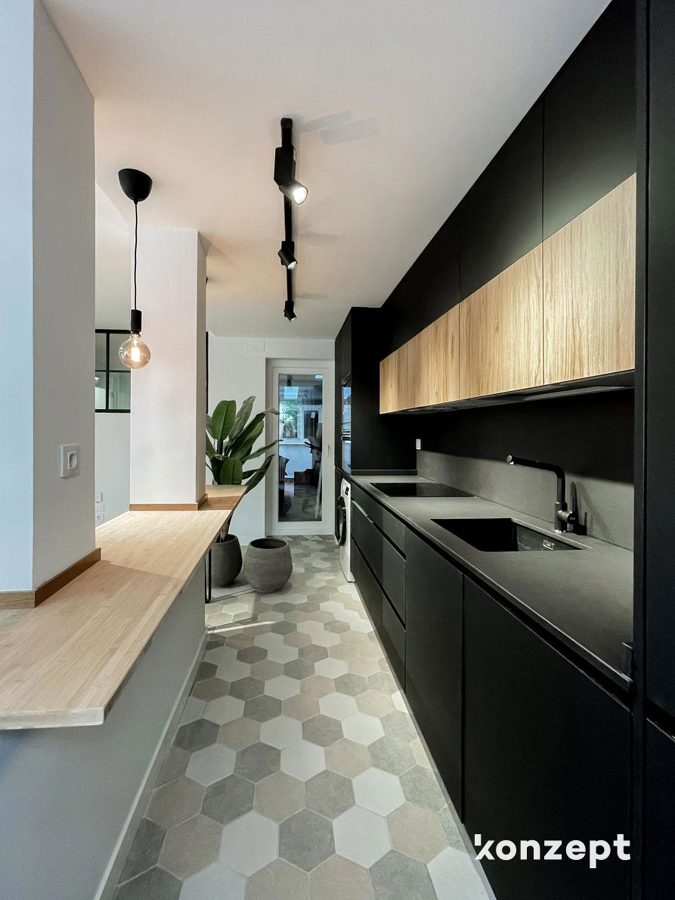 Mueble de cocina negro, madera y barra