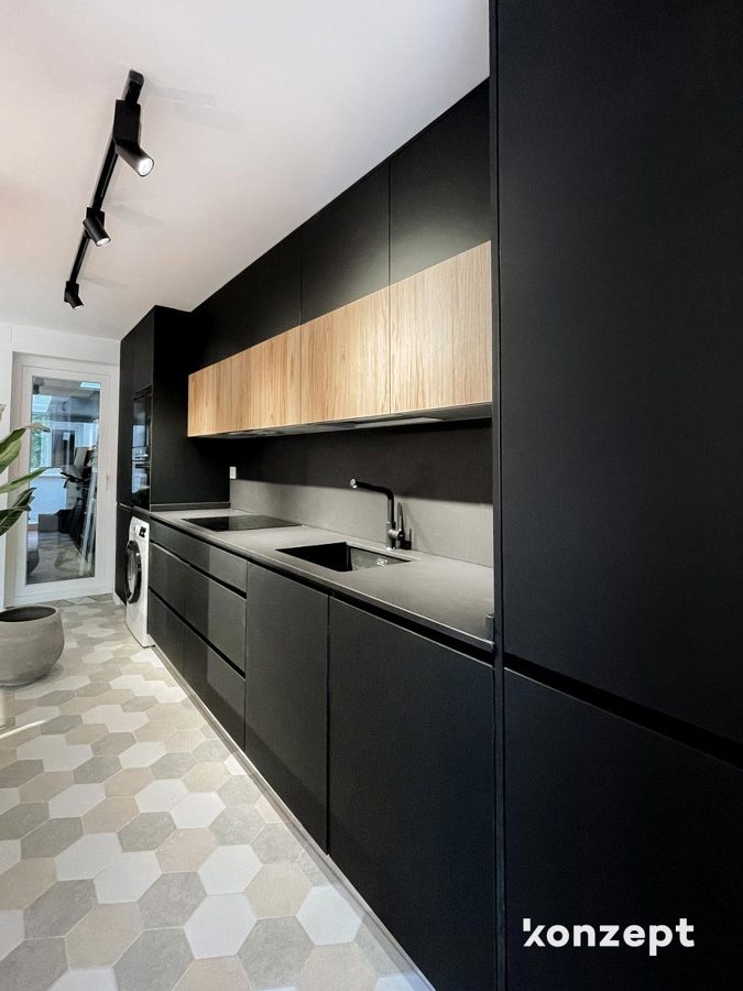 Mueble de cocina negro y madera