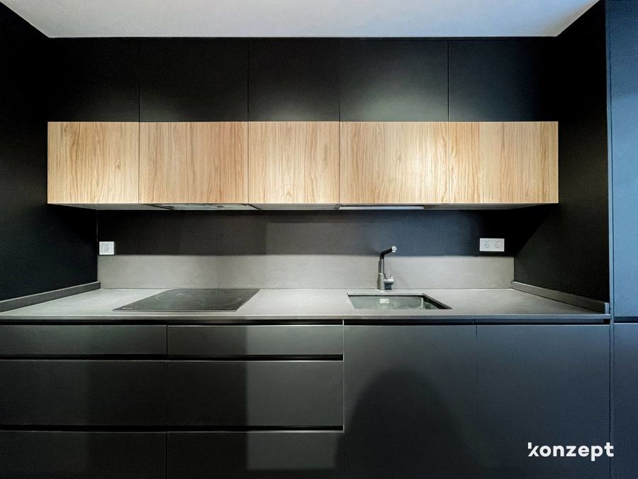 Mueble de cocina negro y madera
