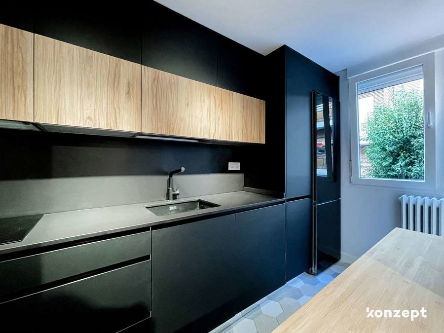 Mueble de cocina negro y madera