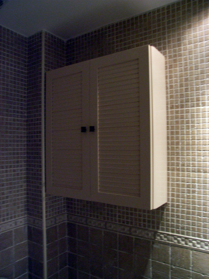 Mueble de colgar con puertas en persiana