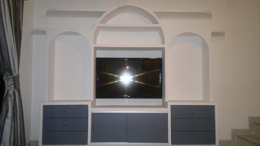 Mueble de escayola con pantalla plana instalada