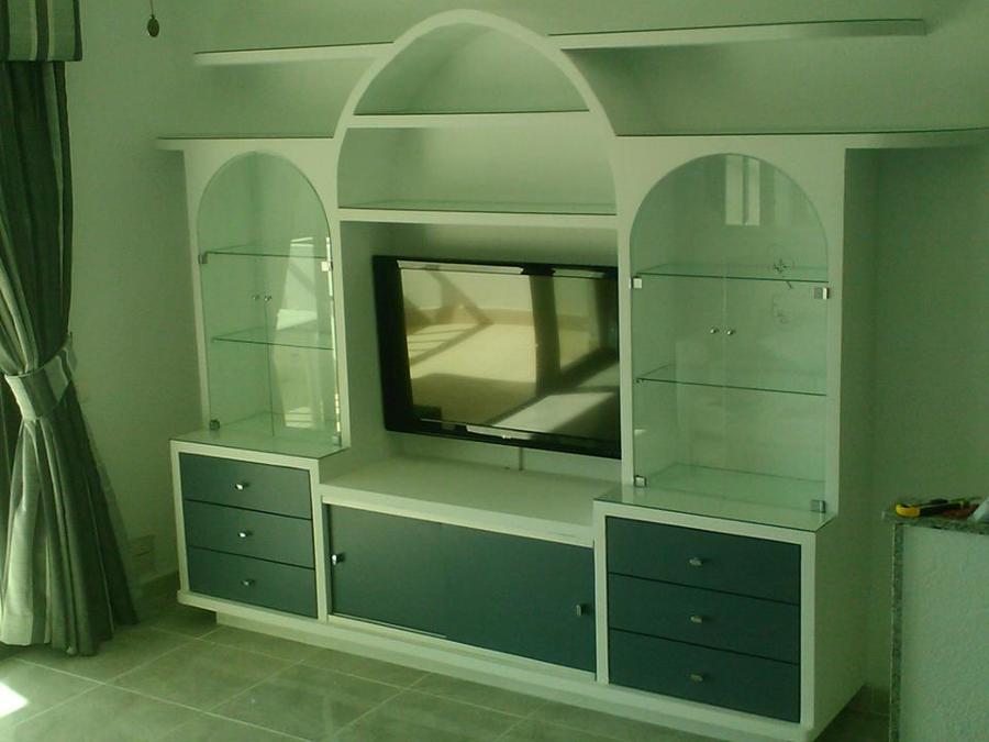 Mueble de escayola con puertas de cristal instaladas