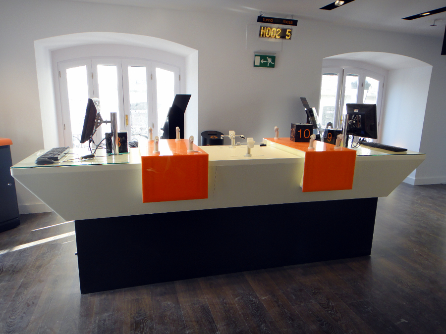 Mueble de exposición y atención