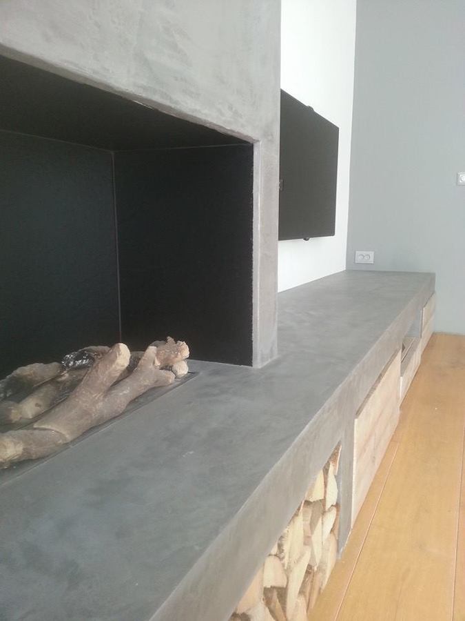 Mueble de obra y chimenea.