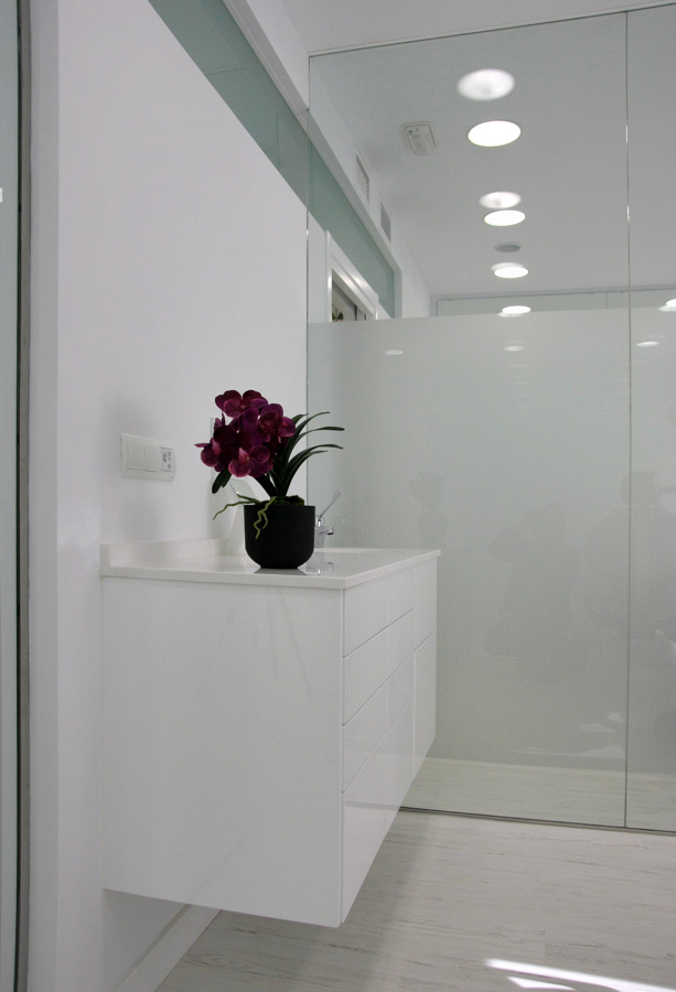 Mueble de servicio en gabinete, realizado en krion