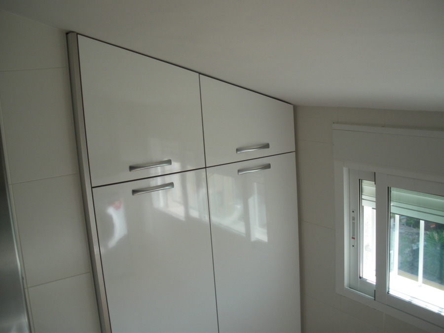 Mueble despensero bajo escalera