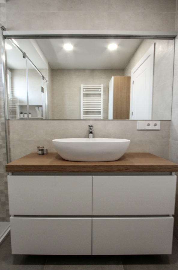Mueble lavabo en blanco y madera