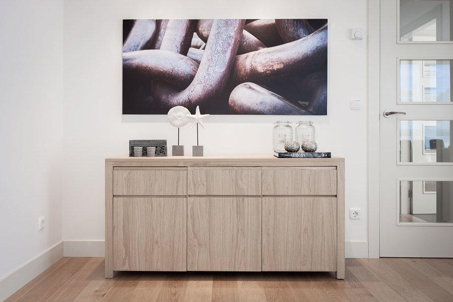 Mueble para la vajilla en roble natural para el comedor.