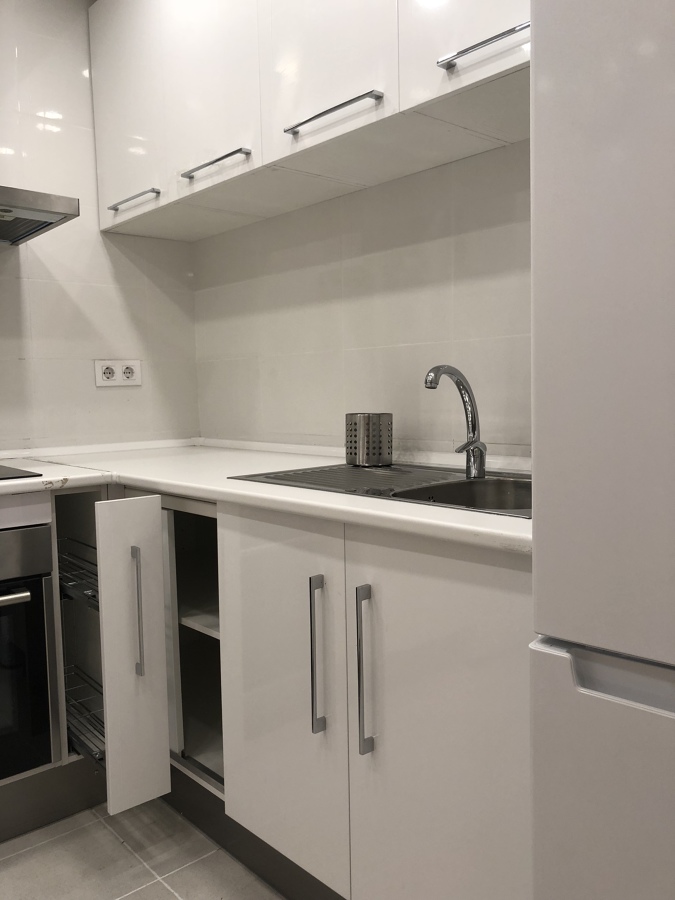 Mueble para los aceites y puerta corredera.