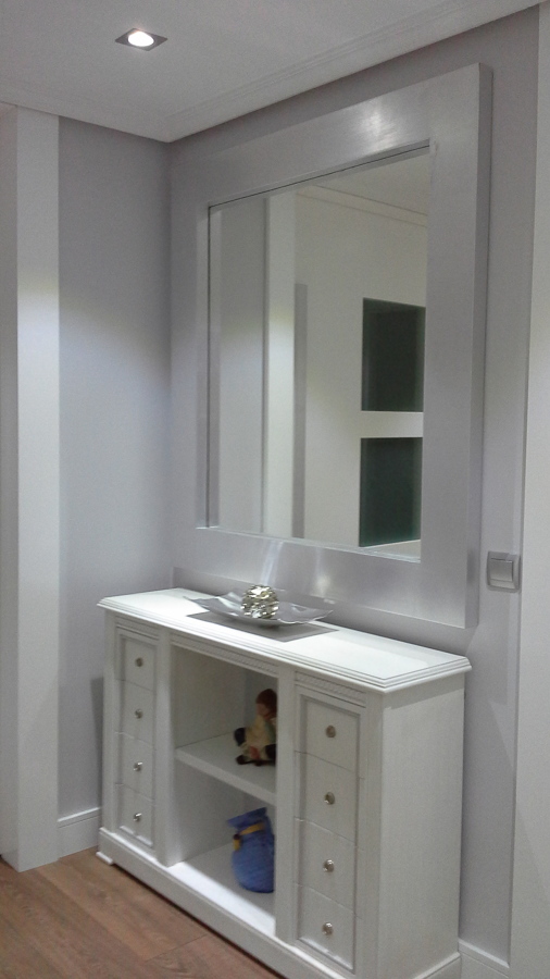 mueble recibidor y espejo en pan de plata