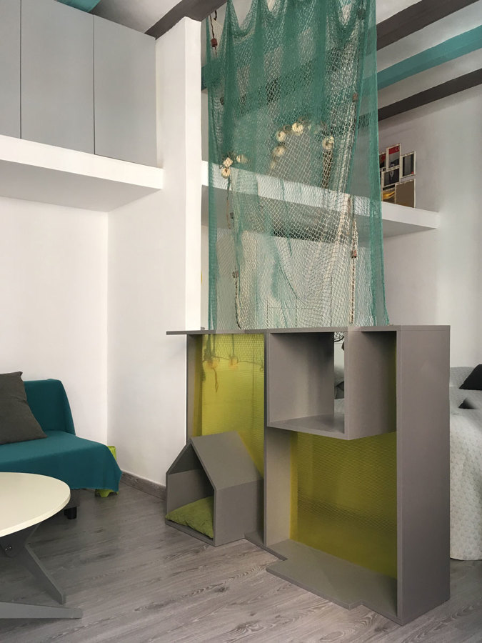 Mueble separador y zona vestidor con altillo