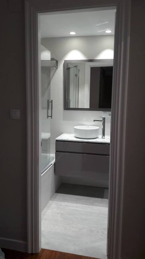 mueble suspendido en baño