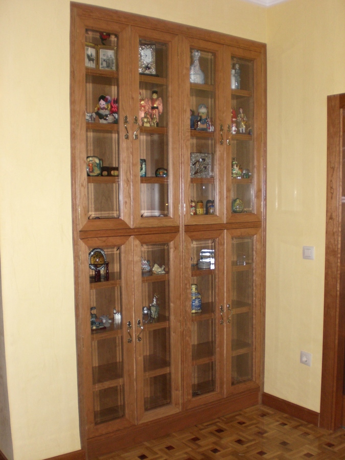 Mueble vidriera en Cerezo.