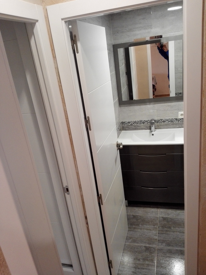 mueble y espejo baño gris