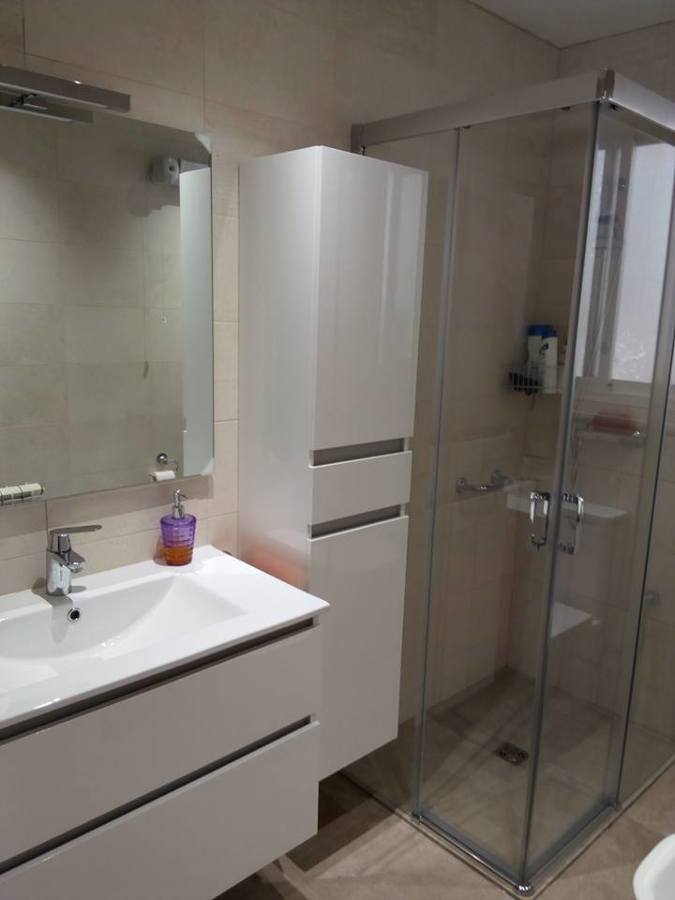 Mueblel blanco y auxiliar colgados