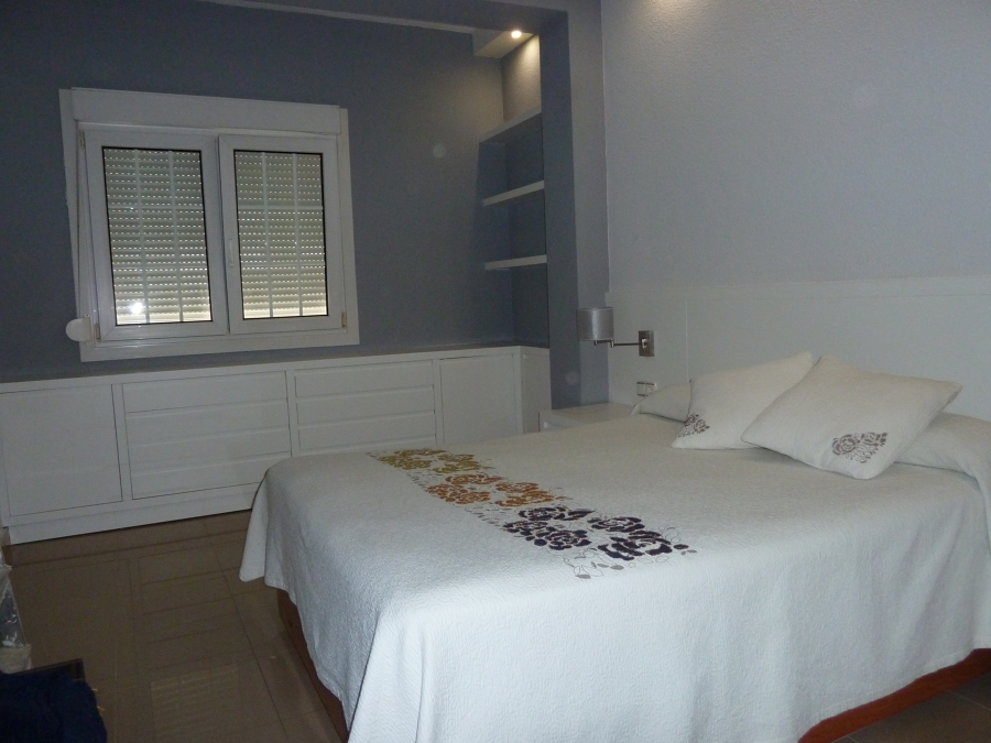 muebles bajo ventana con organizadores y zapatero,