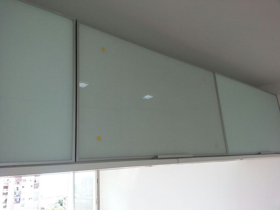 Muebles colgados de techo