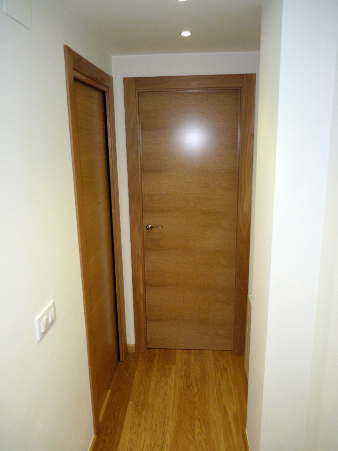 Puerta corredera y abatible en roble