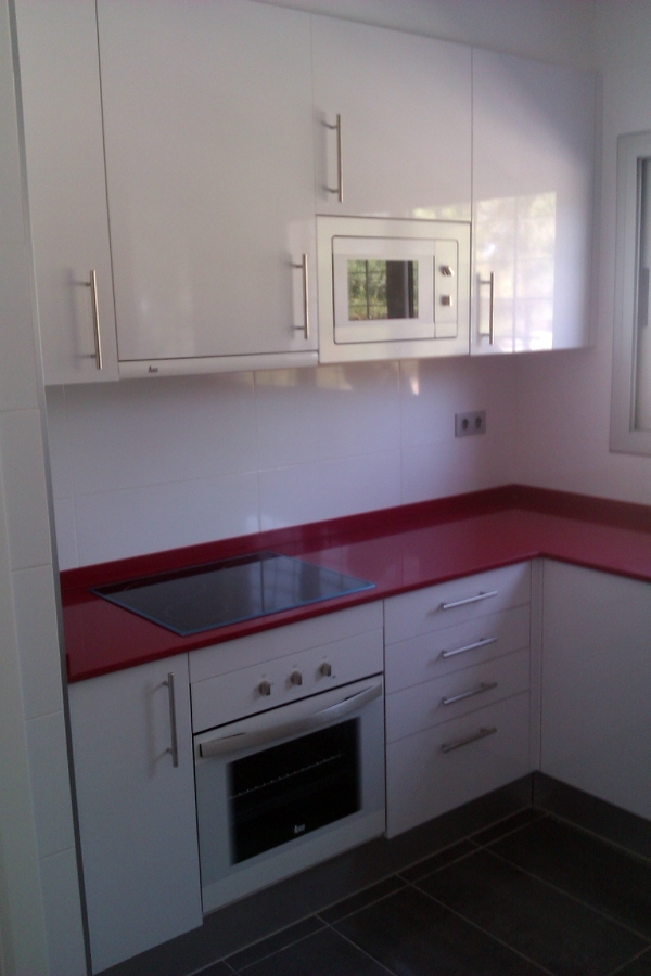 Muebles de cocina, encimera, y electodomestico