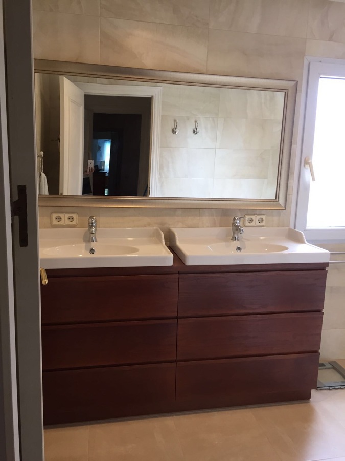 Muebles lavabo y espejo a medida