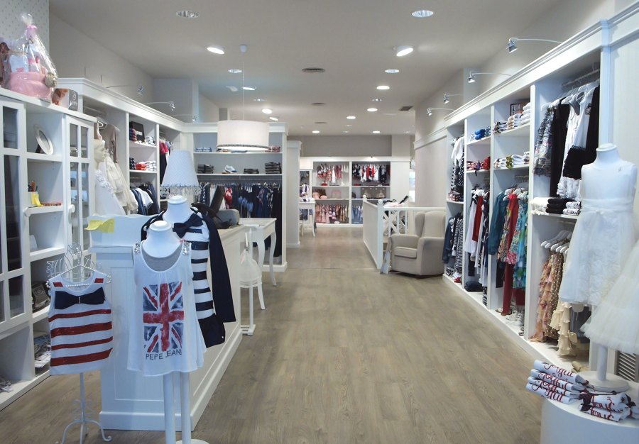 Muebles y panelado para comercio de ropa infantil.