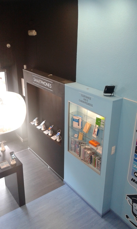 Mural de exposición de 4 telefonos y vitrina.