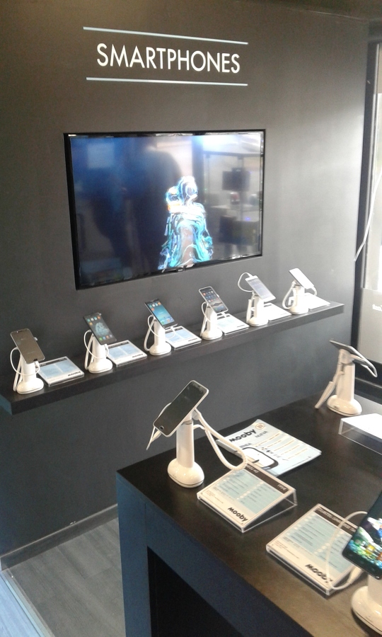 Mural de Pladur para encastrar televisión con publicidad.