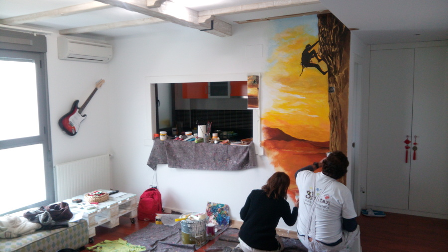 Mural decorativo para salón con temática de escalada.