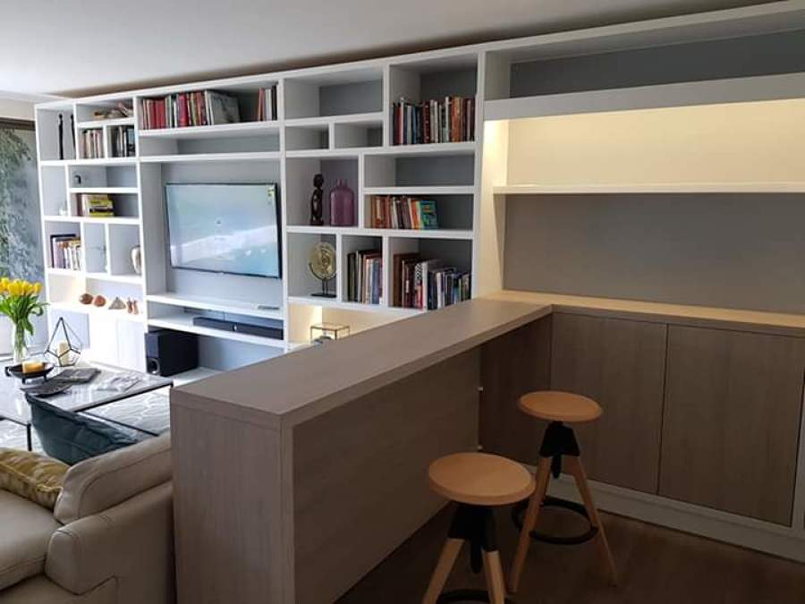 Mural estanteria y barra cocina