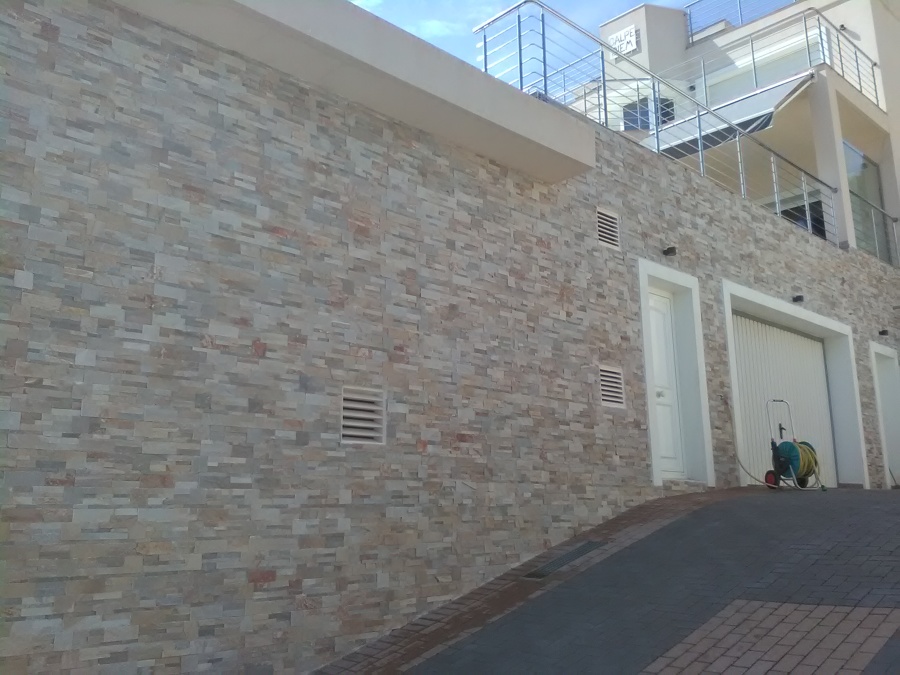 Muro chapado con plachetas de piedra.