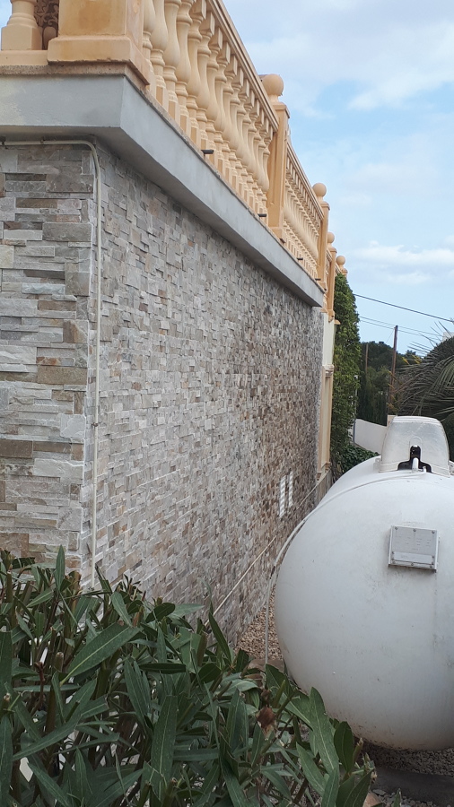 muro chapado con plaquetas de piedra