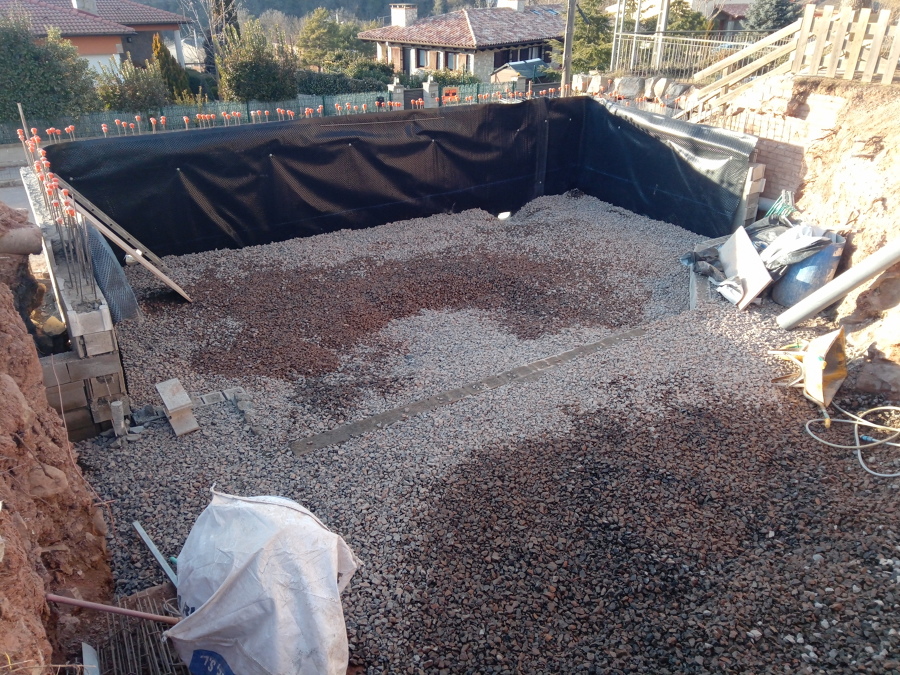 Muro casi terminado con lámina drenante.