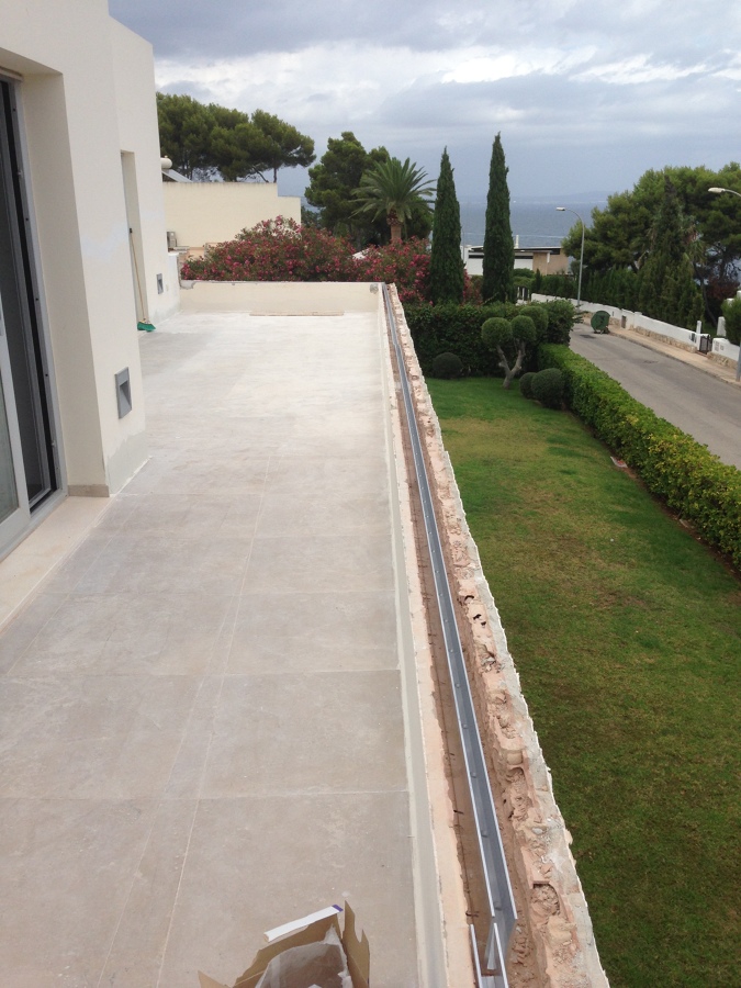 MURO CORTADO Y REBAJADO DE ALTURA.