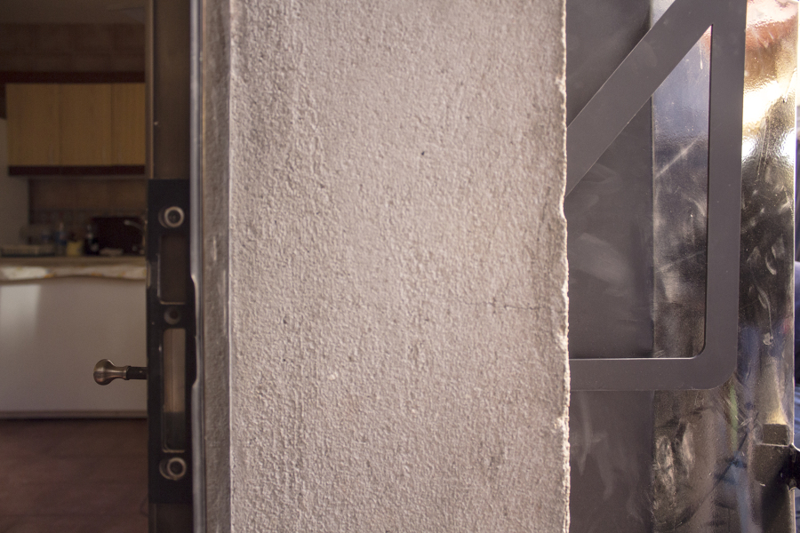 Muro de cocina donde hemos encastrado la chimenea de carga exterior