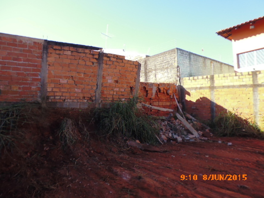 Muro de contencion de hormigon armado.