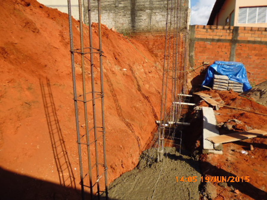 Muro de contencion de hormigon armado.