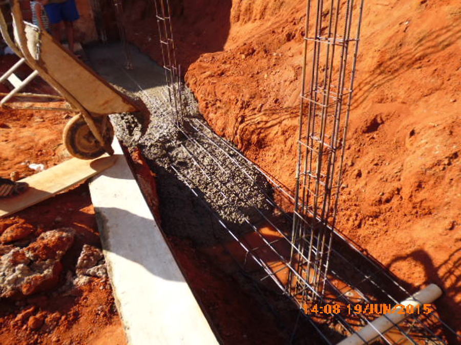 Muro de contencion de hormigon armado.