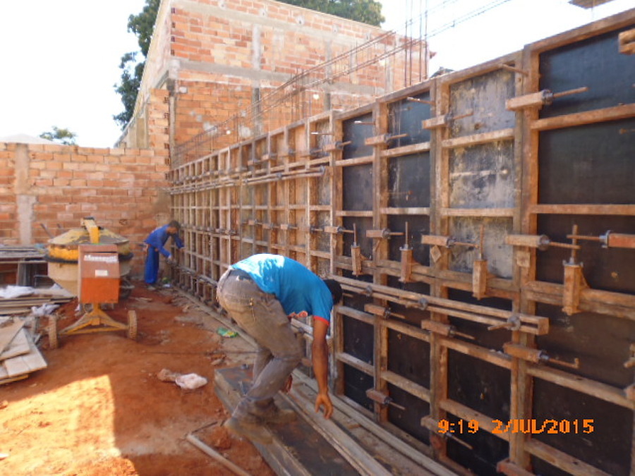 Muro de contencion de hormigon armado.