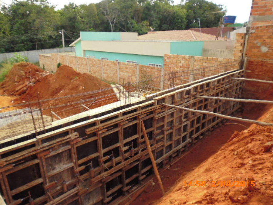 Muro de contencion de hormigon armado.