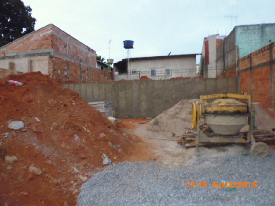 Muro de contencion de hormigon armado.