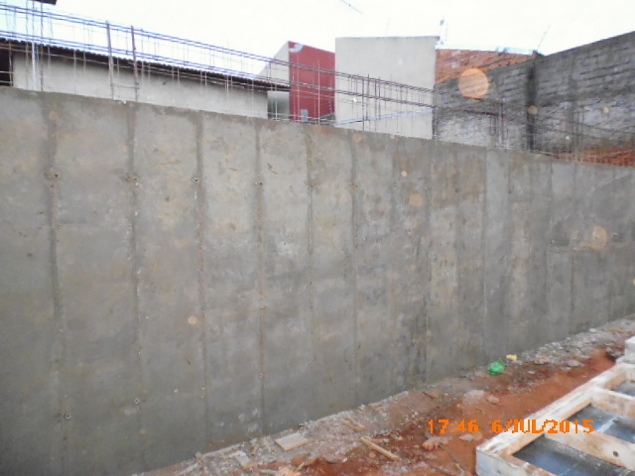 Muro de contencion de hormigon armado.