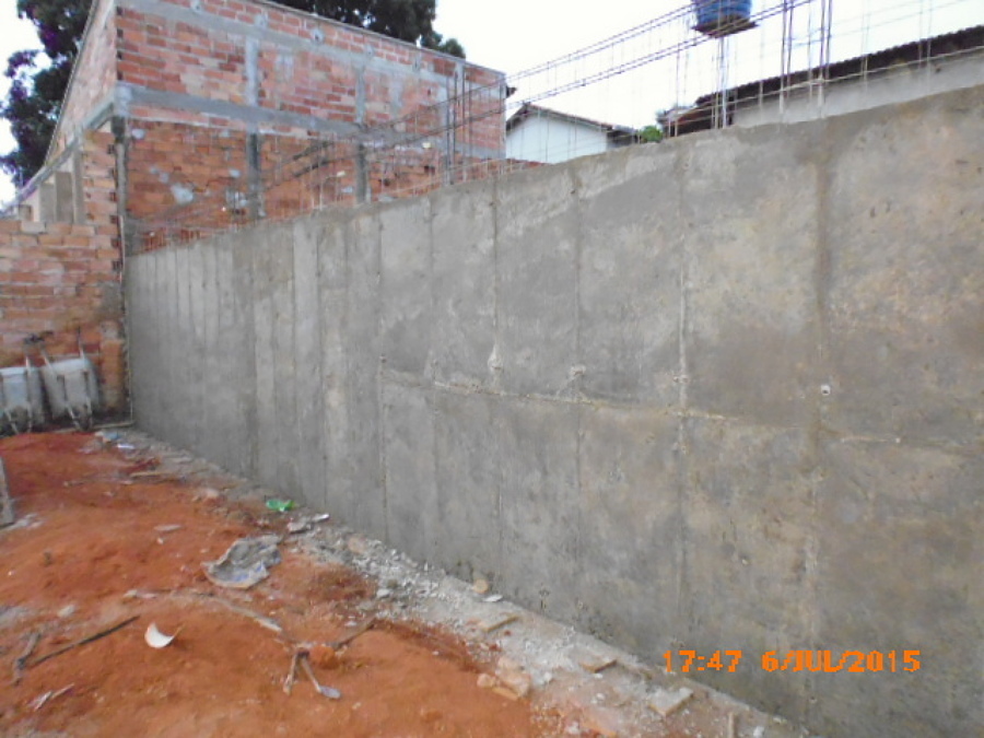 Muro de contencion de hormigon armado.
