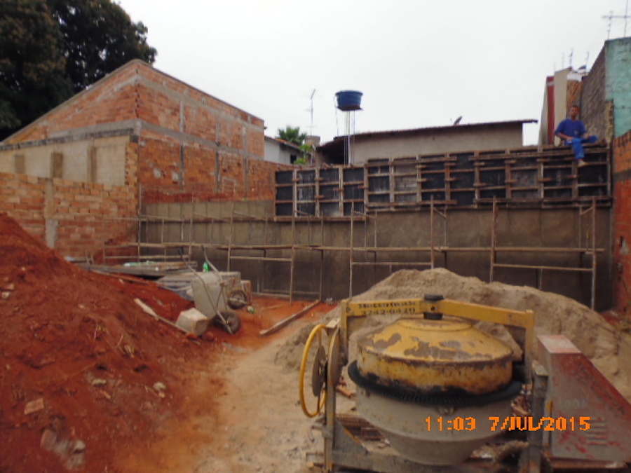 Muro de contencion de hormigon armado.