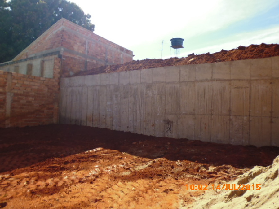 Muro de contencion de hormigon armado.