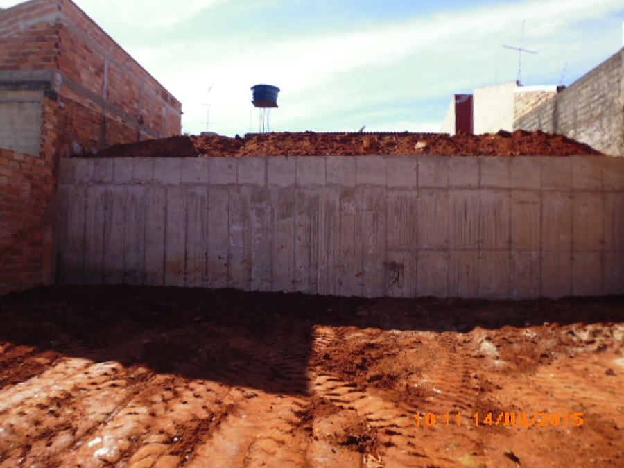 Muro de contencion de hormigon armado.