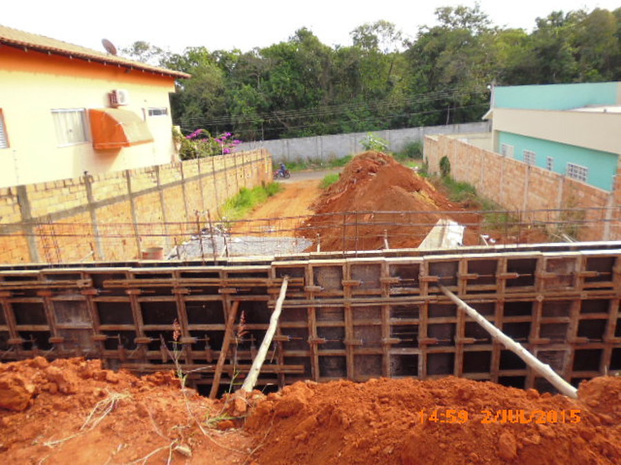 Muro de contencion de hormigon armado.