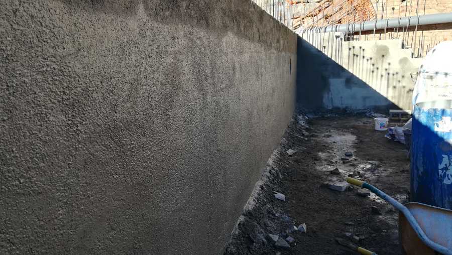 Muro de contención impermeabilizado.